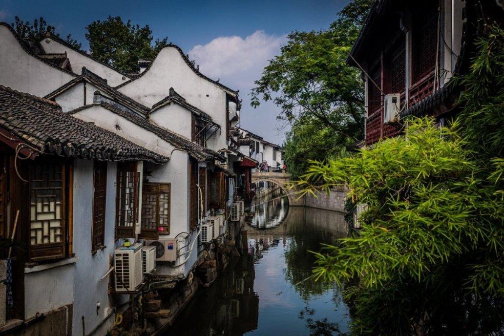 爱丽丝和他的伙伴正在金黄的沙滩上踢着足球他们显得十分快乐用英文怎么讲？